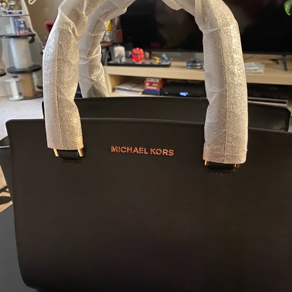 selling my mk bag - Picture 2 of 4